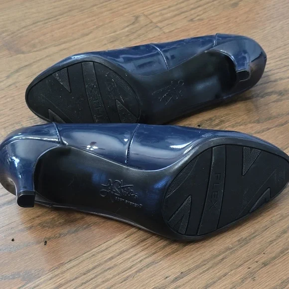 Life Stride Navy Patent Leather Heels - Picture 6 of 6